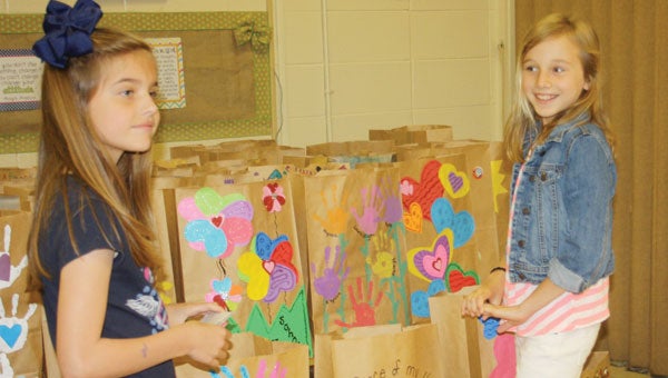 RLES third graders Claudia Pate and Kaitlyn Beverly prepare bags. 