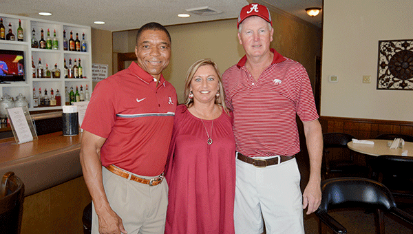  Jeremiah Castille hangs out with fans Wendy Weaver and Barry Champion.