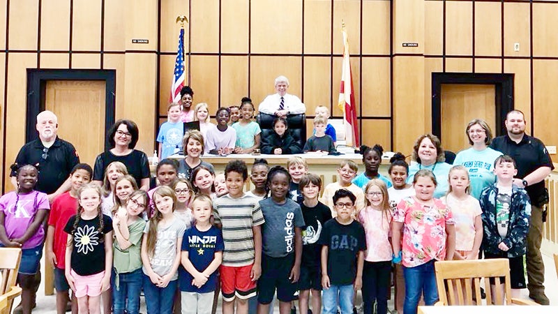 W.S. Harlan Elementary School second grade visits courthouse